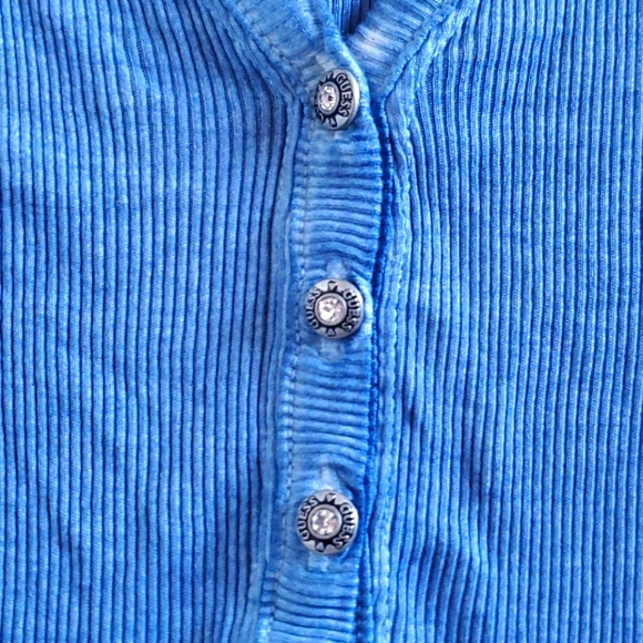 Guess Top 💙 - Picture 3 of 5